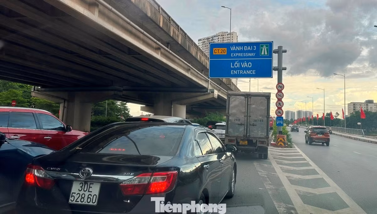 Tại khu vực phía Nam, nút giao Pháp Vân ùn tắc; các lối lên đường trên cao Vành đai 3 để lên cao tốc cũng ùn tắc.