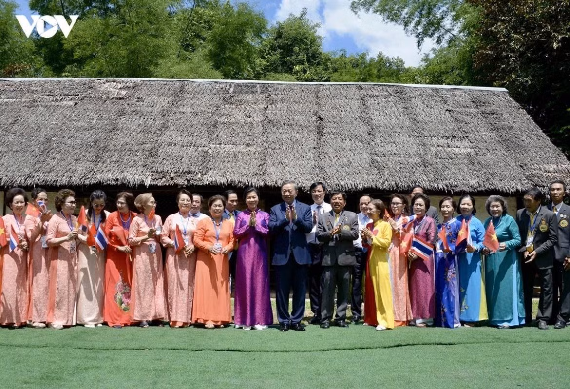 Chiều 27/5, Tổng Bí thư, Chủ tịch nước Tô Lâm và Phu nhân cùng Đoàn đại biểu cấp cao Việt Nam đến thăm Khu di tích Chủ tịch Hồ Chí Minh tại tỉnh Udon Thani. Đây là nơi lưu giữ ký ức về những năm tháng Bác từng sống và hoạt động cách mạng trên đất Thái Lan từ năm 1928-1929. Khu di tích được xây trên nền đất cũ nơi Bác từng hoạt động với tên gọi Thầu Chín.