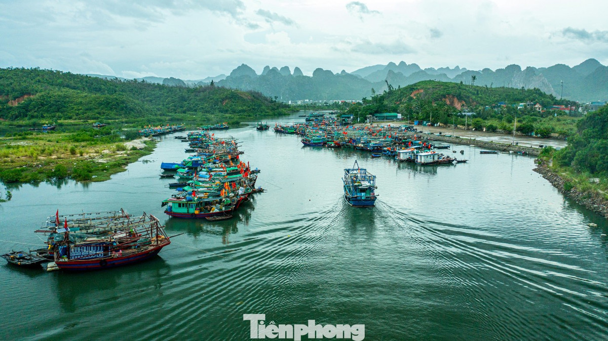 Tại khu vực cảng cá Cá Xà Cong, phường Hà Tu, những chiếc thuyền đánh cá cũng hối hả chạy về cảng để trú bão.