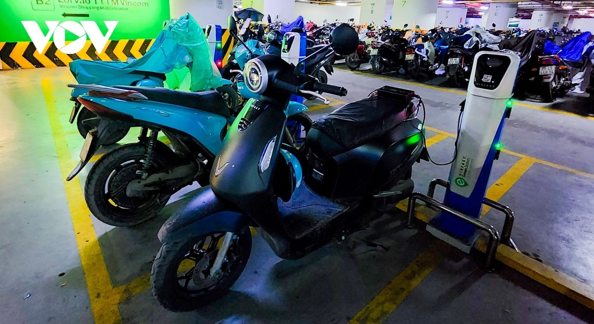 "Xe điện của tôi chở khách mà mỗi lần sạc mất 3 giờ chờ trong khi chỉ chạy tới 70km. Nếu đủ pin thì chiều dài quãng đường lên hơn 100km. Ngoài ra, khi vào các trạm sạc đều phải xếp hàng chờ vì rất đông người cũng có nhu cầu như mình. Theo tôi nghĩ cần có nhiều trạm sạc hơn nữa, song song với đó, các nhà sản xuất cần nghiên cứu mô hình thay pin rút ngắn thời gian như đi đổ xăng xe...", anh Thịnh nói.