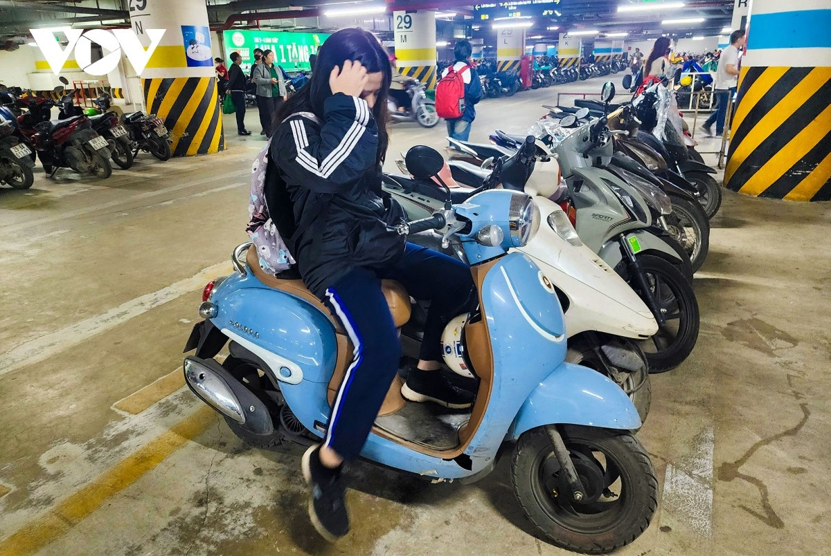 Thực tế, trên địa bàn Hà Nội, vì những lý do khác nhau, phần lớn các hầm chung cư đều mới dừng lại ở việc tiếp nhận xe điện gửi ra vào nhưng những phương tiện thông thường khác...