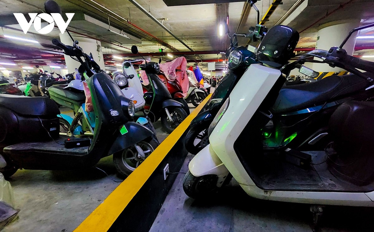 Tại một hầm chung cư ở địa chỉ số 304 phố Kim Mã (Hà Nội), đơn vị vận hành đã bố trí nhiều khu vực riêng cho xe điện. Các khu vực này có khoảng cách an toàn với những phương tiện khác. Người đi xe máy điện có 2 sự lựa chọn, một là vào khu vực riêng chỉ để gửi ​​​​​không sạc; hai là dừng đỗ tại khu vực kết hợp sạc pin tại chỗ.