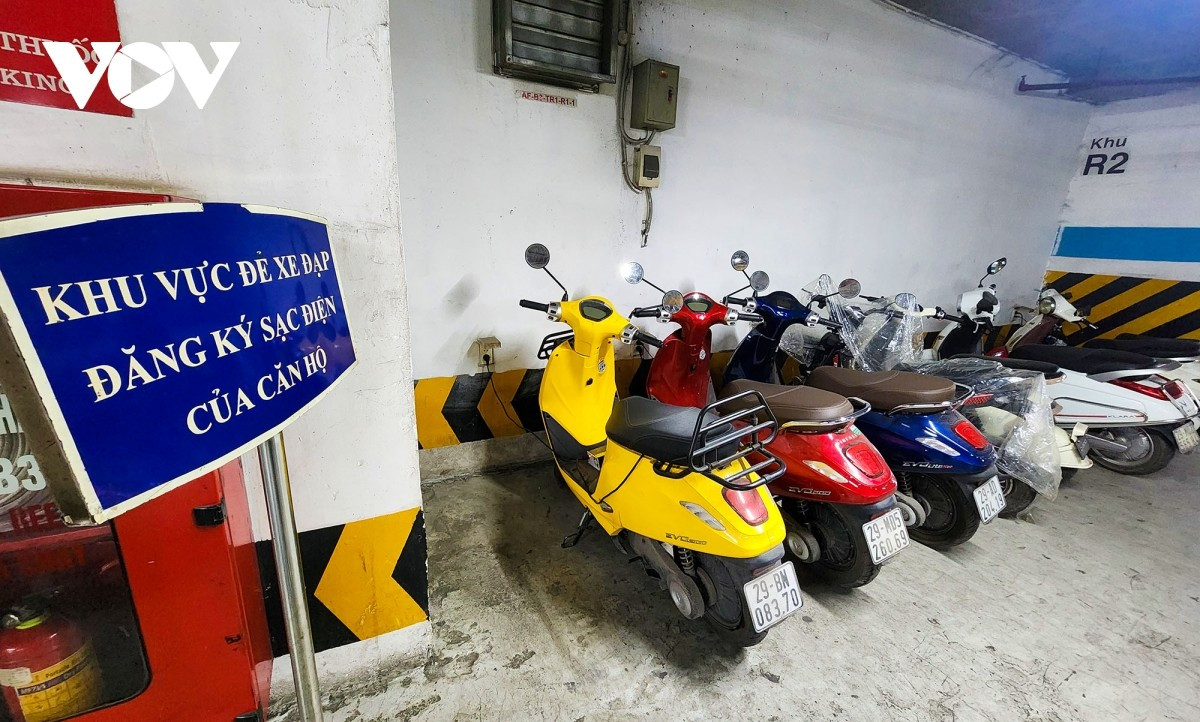 Tại một chung cư ở địa chỉ 72A Nguyễn Trãi (Hà Nội), đơn vị vận hành bố trí 1 góc dành cho sạc xe máy điện. Vị trí này ngay sát phòng bảo vệ, trực 24/24h. Tại đây các phương tiện được phép sạc qua đêm và khuyến cáo rút phích cắm khi đã đầy pin.