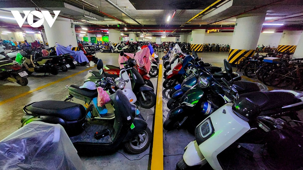 Mới đây, dư luận cũng xôn xao khi Ban quản lý chung cư HH Linh Đàm và bãi xe của CT1 Thạch Bàn tại Hà Nội thông báo tạm dừng và tiến tới ngừng hẳn việc tiếp nhận, trông giữ xe điện tại các hầm. Sau khi báo chí phản ánh chính quyền sở tại đã &quot;tuýt còi&quot; những đơn vị này. Ghi nhận thực tế, lác đác một số tầng hầm các tòa nhà đầu tư hạ tầng trạm sạc tại chỗ để tiếp nhận xe điện vào gửi và sạc pin tại chỗ.