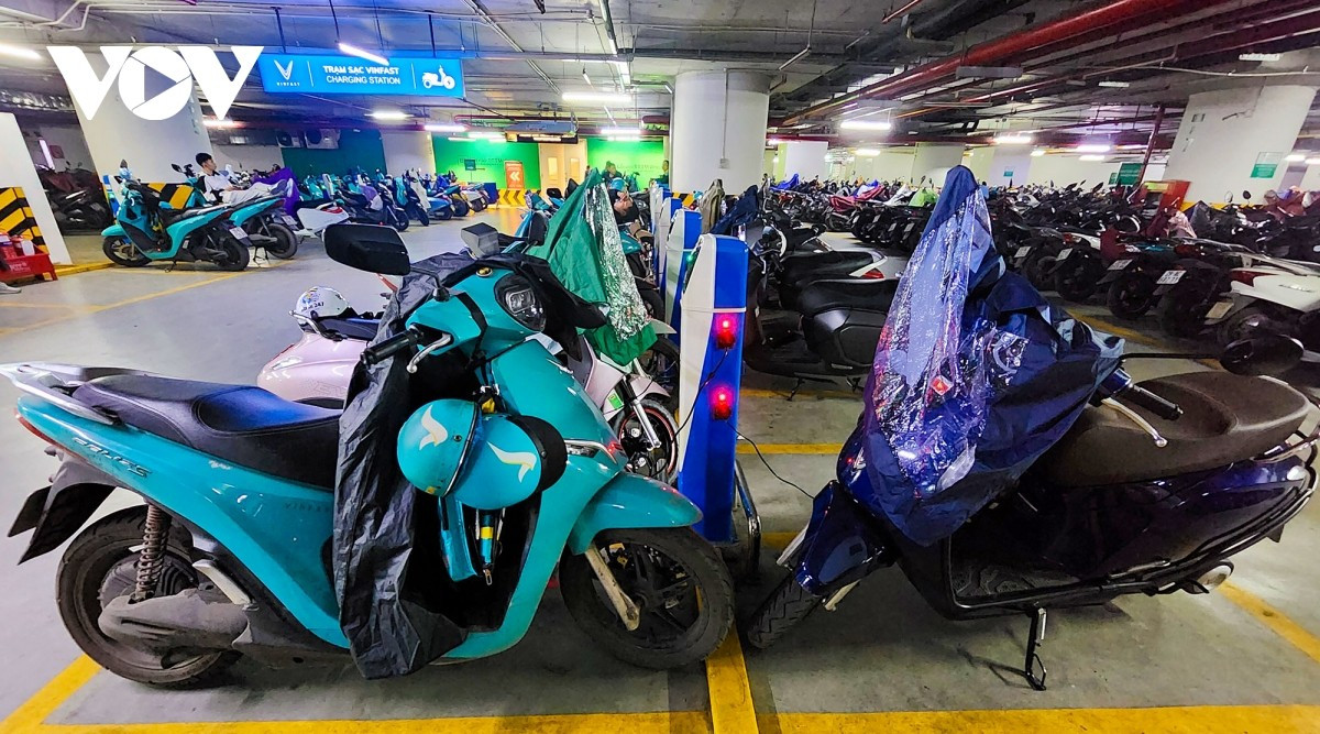 Mặc dù thuận tiện là vậy nhưng theo anh Thịnh, tuy hạ tầng đang ngày càng tốt lên nhưng vẫn chưa đáp ứng hết nhu cầu của người tiêu dùng. Các trạm sạc rất đông đúc, hay khoảng cách xe đi chưa dài mà thời gian sạc lại quá lâu...