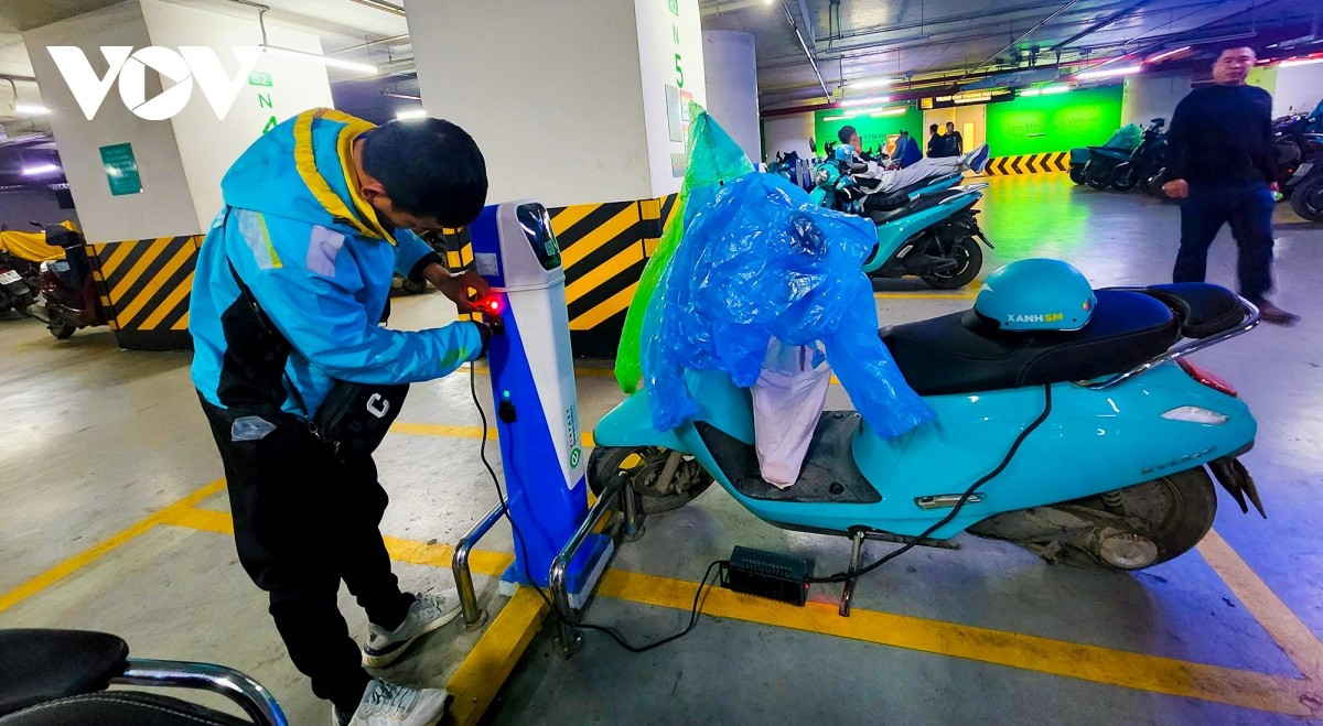 Anh Nguyễn Văn Thịnh (một lái xe điện công nghệ) chia sẻ: "Việc sử dụng dịch vụ khá thuận lợi vì được bố trí chỗ gửi và sạc pin ngay trong hầm. Tôi đến chung cư này vừa gửi vừa sạc và thời gian chờ có thể đi lên khu thương mại mua đồ hay đi uống nước...".