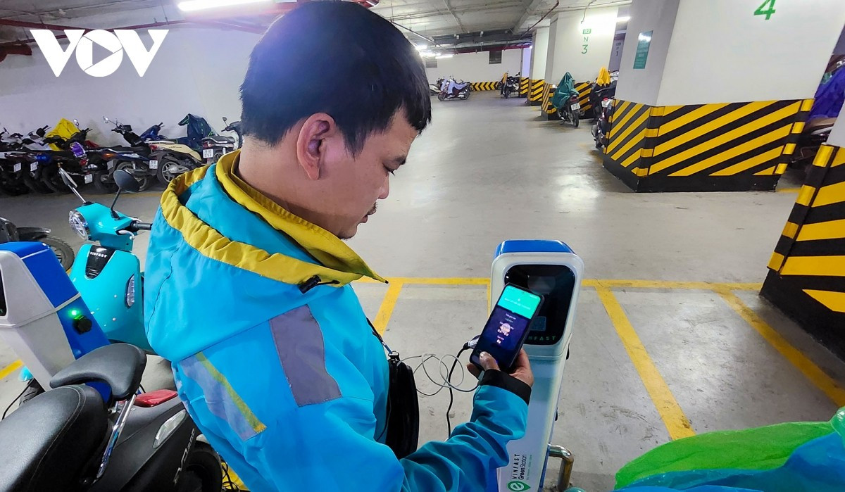 Chủ xe chỉ cần quét mã thanh toán tiền thì có thể sạc pin xe.