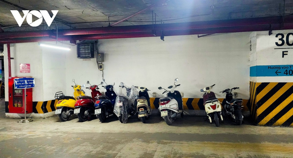 Theo cư dân, hệ thống điện dùng để sạc được lắp đặt bổ sung. Tuy nhiên, một số người vẫn lo ngại khi hệ thống điện "dùng chung" này sẽ làm ảnh hưởng đến an toàn...