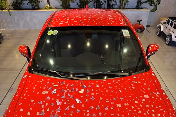 Mới đây bà xã của ông Nguyễn Quốc Cường (Cường Đô la) đã chia sẻ hình ảnh khá thú vị về chiếc Toyota 86 số sàn của chồng. Theo đó, Đàm Thu Trang cùng 2 con đã khá vất vả để trang trí chiếc xe thể thao mà dạo gần đây chồng của mình rất hay lái ra đường theo phong cách lạ mắt.