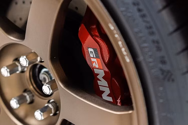 Trước đó, chiếc xe Toyota 86 đã được tay chơi phố núi Gia Lai chi hàng trăm triệu đồng để nâng cấp ống xả, phuộc, mâm và nhiều thứ khác, nhưng ở lần làm đẹp này, có thể sẽ mất kha khá thời gian dán cũng như tháo ra khi xe cần rửa.