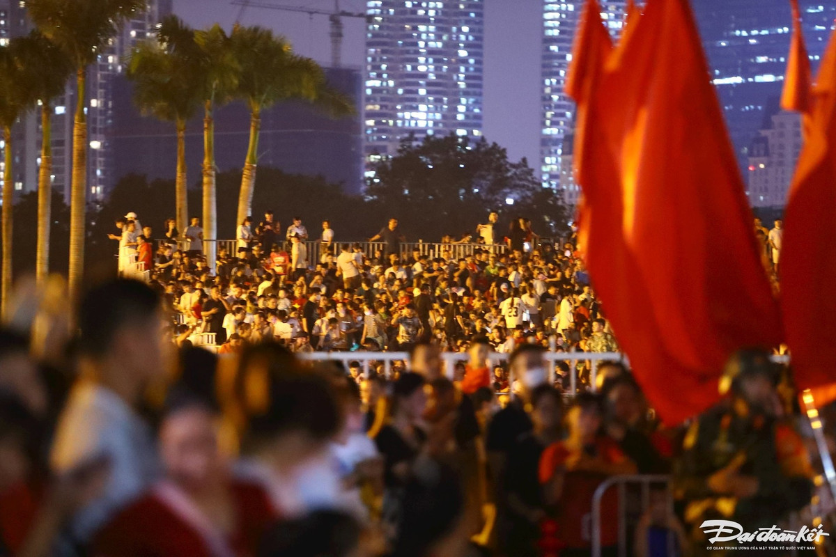 Theo ghi nhận của PV, khoảng 20 giờ 8 phút ngày 21/8, tại sân vận động Mỹ Đình (Hà Nội), 15 khẩu pháo lễ thực hiện Tổng luyện lần 1 bắn 21 phát đại bác, chào mừng lễ kỷ niệm 80 năm Cách mạng Tháng Tám và Quốc khánh 2/9.