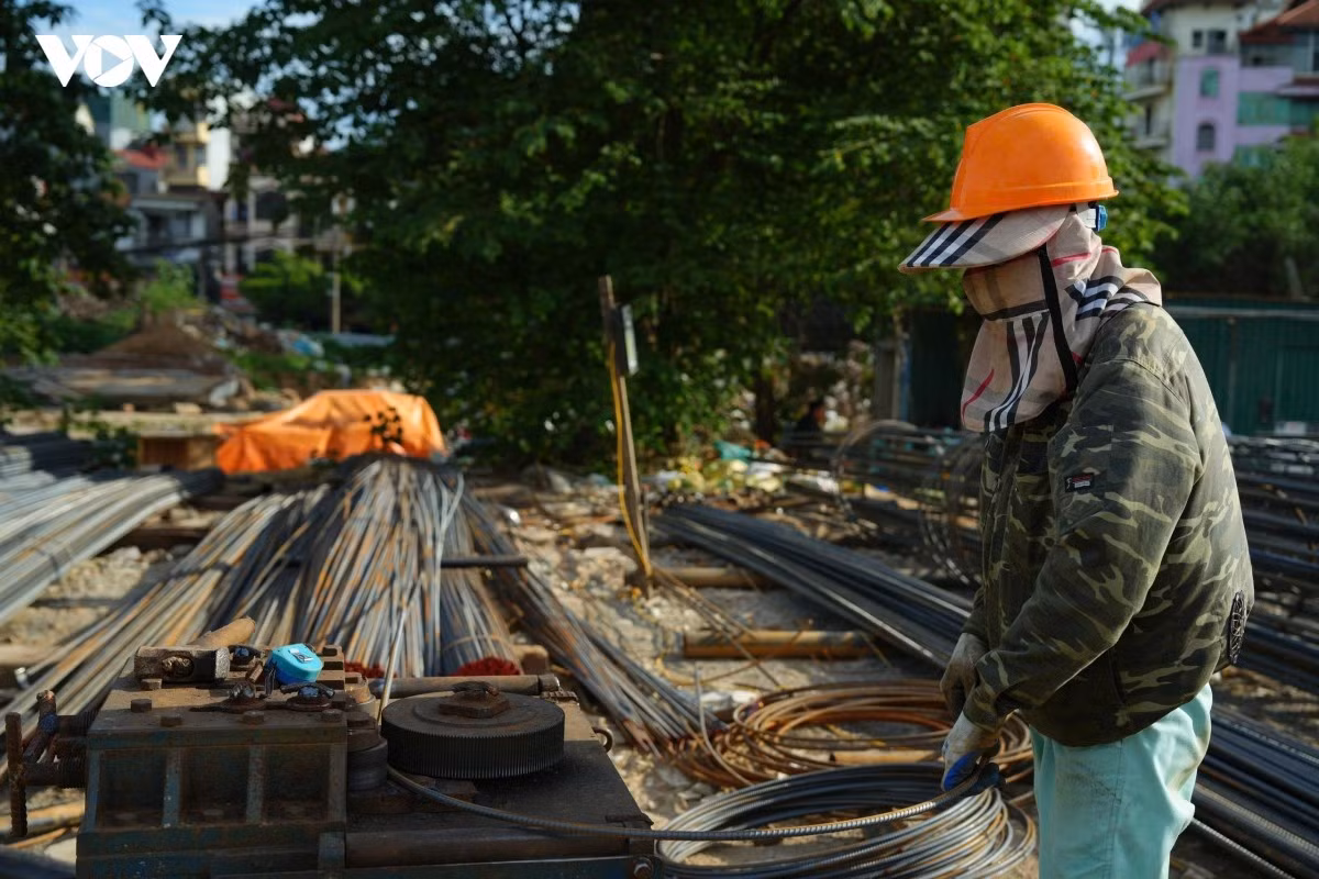 Khối lượng lớn sắt thép, vật liệu xây dựng được tập kết tại nhiều vị trí. Không khí thi công diễn ra khẩn trương với nhiều mũi triển khai đồng thời nhằm bù lại quãng thời gian chậm trễ kéo dài trước đó.
