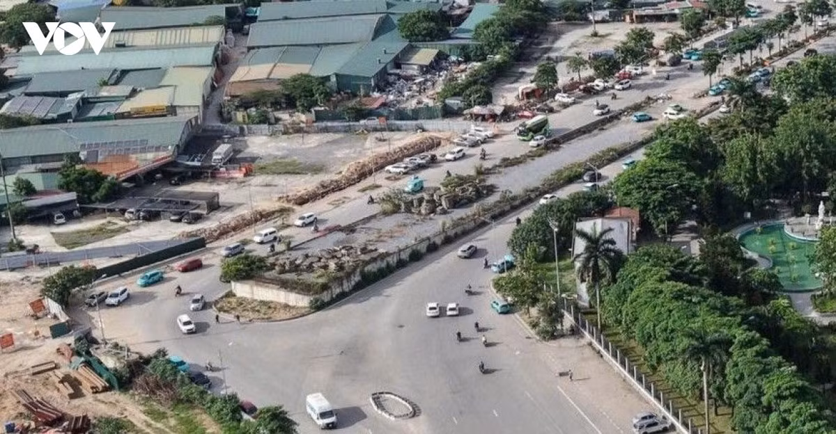 Trong nhiều năm, phần cầu vượt thi công dang dở bị bỏ hoang do vướng một đoạn "đường cụt" chưa hoàn thành giải phóng mặt bằng. Tình trạng này không chỉ ảnh hưởng đến mỹ quan đô thị mà còn khiến việc kết nối giao thông khu vực gặp nhiều khó khăn.