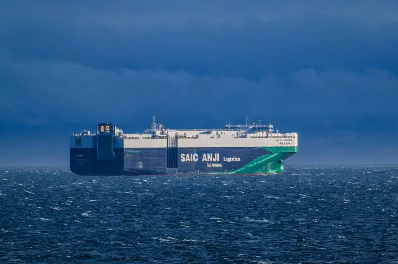 Không còn chỉ là “công xưởng thế giới”, Trung Quốc đang dần định hình lại cách thức vận hành toàn cầu của ngành công nghiệp ôtô, nơi mà một chiếc xe xuất hiện ở châu Âu không chỉ mang nhãn “Made in China”, mà còn được chở bởi chính tàu do Trung Quốc tự đóng, tự vận hành.