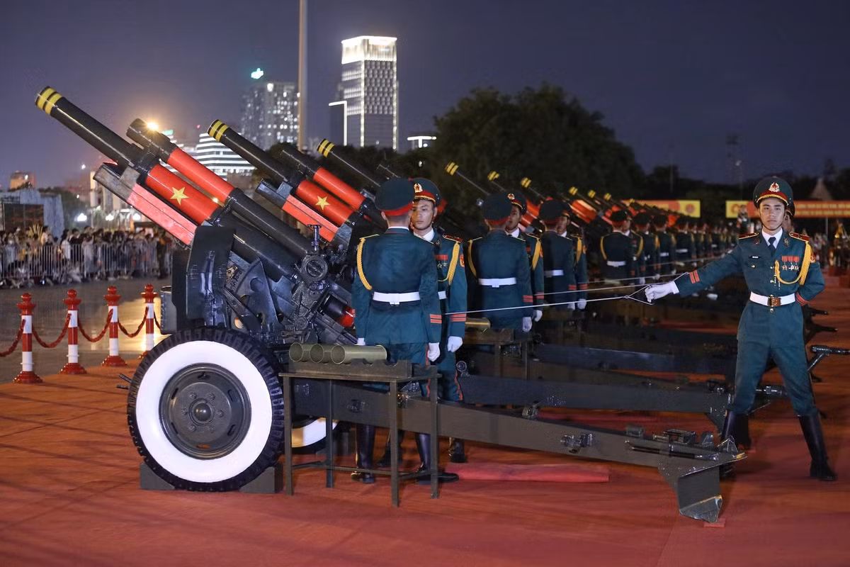 Các chiến sĩ nghiêm trang thực hiện nghi thức bắn 21 phát đại bác.