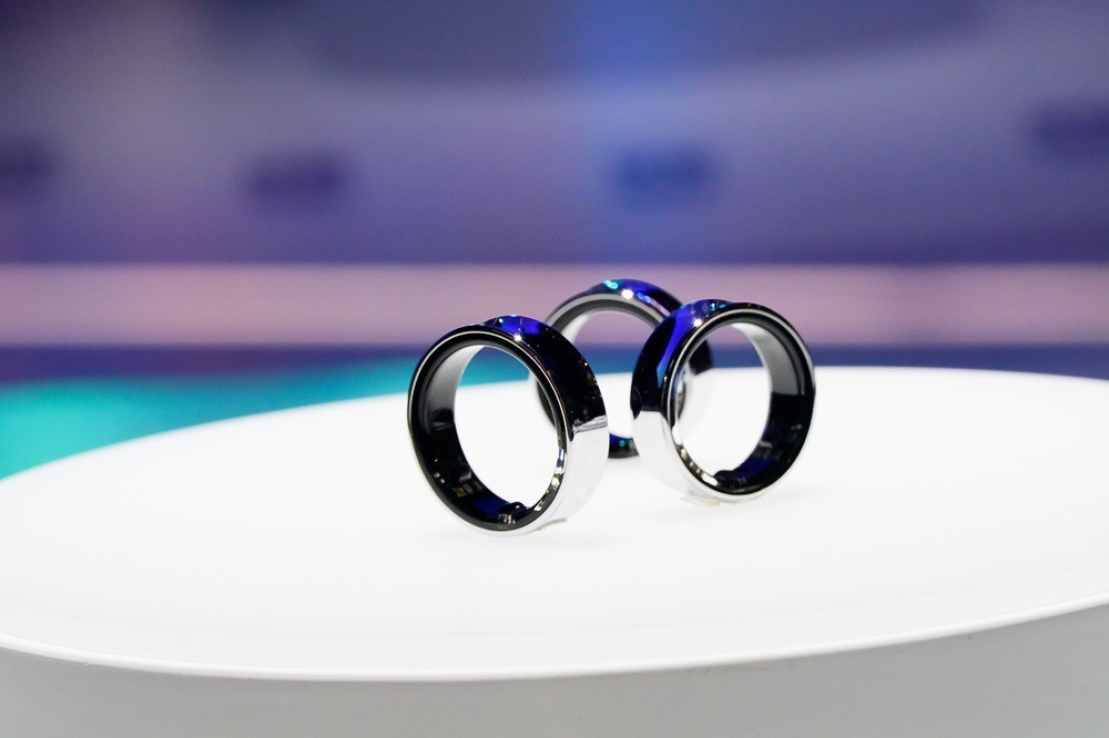 Với thiết kế nhỏ gọn, tinh tế và trọng lượng chỉ 2,3g, Galaxy Ring được chế tác từ Titanium Grade 5 siêu bền, kháng nước chuẩn 10ATM, pin dùng đến 7 ngày.
