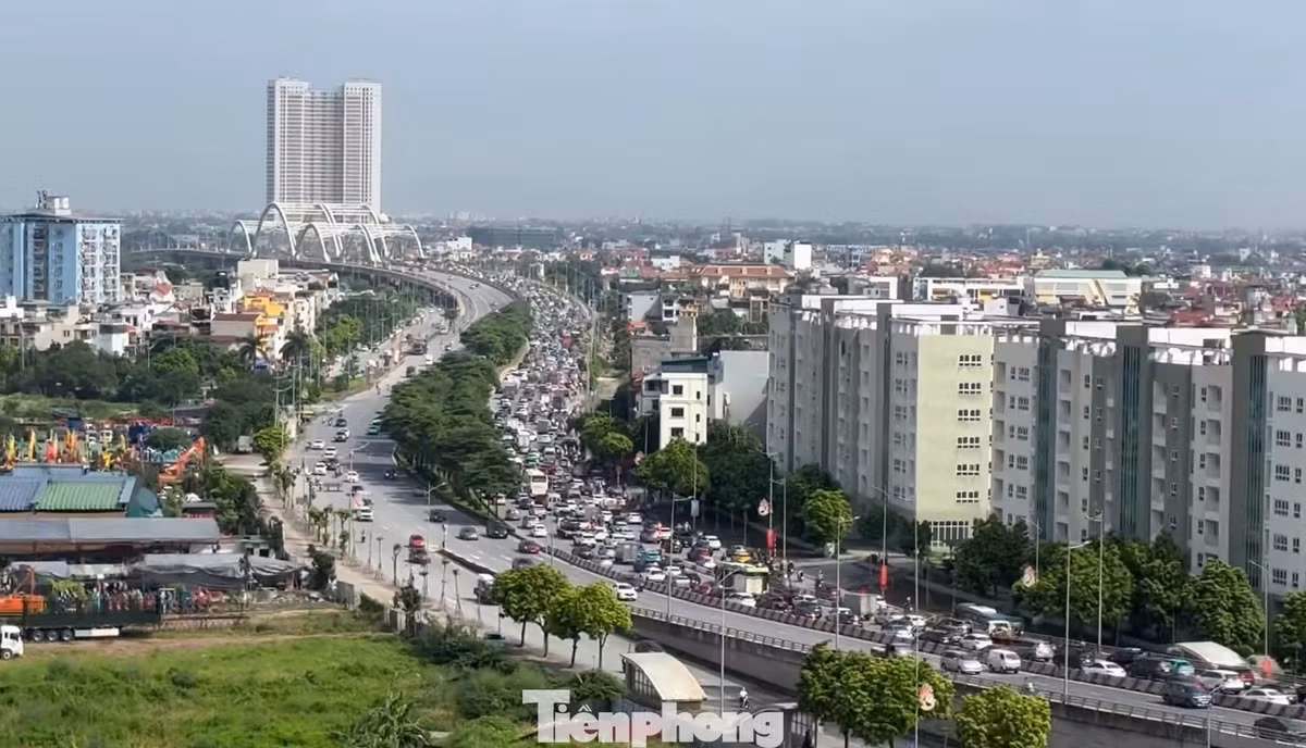 Tại cửa ngõ phía Bắc, sáng nay, ùn tắc vẫn xảy ra trên QL5 kéo dài hướng từ Long Biên đi Trung tâm Hội chợ triển lãm Quốc gia. Ảnh chụp QL5 kéo dài đoạn qua cầu Đông Trù.