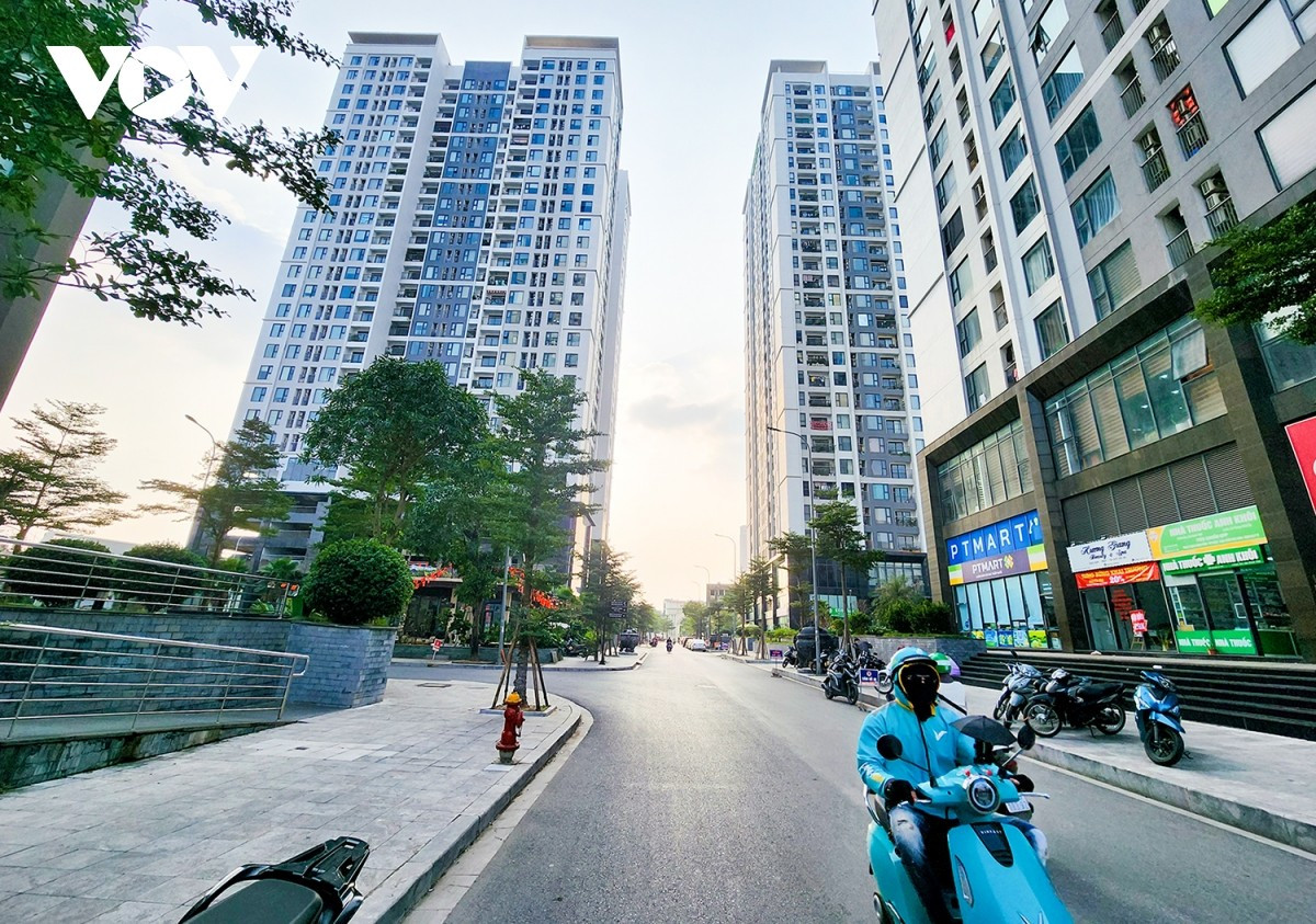 Theo đơn vị quản lý một tổ hợp chung cư mới được xây dựng tại địa chỉ 79 Ngọc Hồi (Hà Nội), khi mới đưa vào vận hành đã cho phép xe điện vào gửi và sạc pin dưới tầng hầm. Nhưng thời gian trở lại đây do lo ngại nguy cơ cháy nổ đã dừng việc cho phép các phương tiện sạc pin và chỉ tiếp nhận gửi xe thông thường.