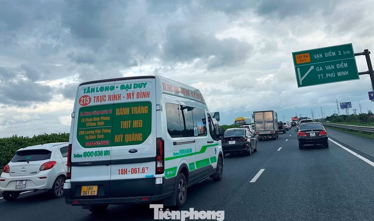 Với đoạn cao tốc Pháp Vân - Cầu Giẽ, trong chiều tối qua và sáng nay ùn tắc xảy ra tại đoạn qua nút giao Vạn Điểm.