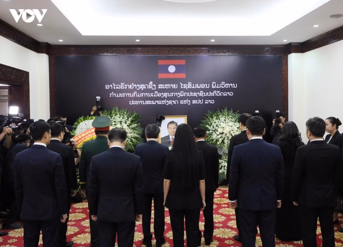 Đồng chí Thường trực Ban Bí thư Trần Cẩm Tú và Đoàn đại biểu cấp cao Đảng, Nhà nước Việt Nam viếng Chủ tịch Quốc hội Lào Saysomphone Phomvihane.
