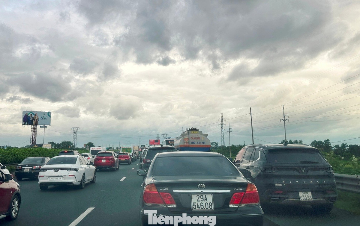 Ùn tắc kéo dài khiến nhiều xe đi vào cả làn khẩn cấp.