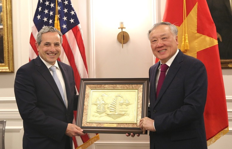 Phó Thủ tướng Thường trực Nguyễn Hòa Bình và Phó Chủ tịch phụ trách niêm yết và dịch vụ Chris Taylor - Ảnh: VGP/Nguyễn Hoàng