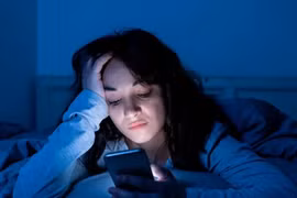 Ánh sáng xanh từ điện thoại âm thầm hủy hoại giấc ngủ