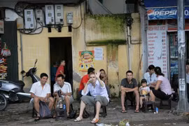 Hà Nội: Đề nghị cắt điện, xử phạt quán nước lấn chiếm vỉa hè