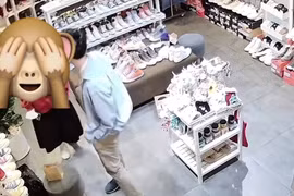 Tranh cãi đôi trẻ vào cửa hàng làm đổ đồ, không xin lỗi còn đứng 'múa quạt'
