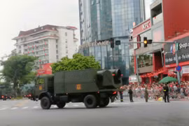 Đội hình xe pháo quân sự tiến vào trung tâm trước giờ sơ duyệt diễu binh A80
