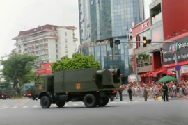 Đội hình xe pháo quân sự tiến vào trung tâm trước giờ sơ duyệt diễu binh A80