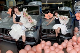 Hot girl Thúy Kiều FAPtv tậu xế hộp tiền tỷ nhân dịp sinh nhật tuổi 32