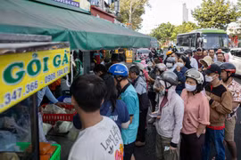 Người dân TP HCM xếp hàng mua gà cúng hóa vàng mùng 3 Tết