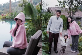 Bà xã Hà Đức Chinh ‘flex’ loạt ảnh được chồng làm phó nháy đầy ngọt ngào