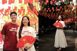 "Gia đình truyền hình" gây sốt với bộ ảnh check-in Hà Nội rực rỡ cờ hoa