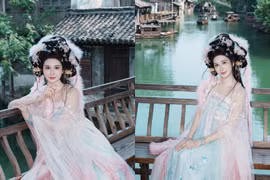 'Phú bà' Ngọc Loan giao diện tựa tiên nữ bên cổ trấn