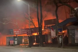Cháy cơ sở sửa xe máy trong đêm mùng 2 Tết ở Hà Nội