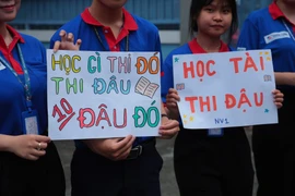 Những tấm biển tiếp sức mùa thi ấn tượng