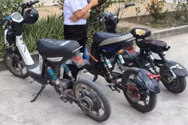 Phát hiện nhiều xe đạp điện 'độ, chế' trong bãi xe trường học ở Vĩnh Long