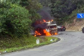 Ô tô tải bất ngờ bốc cháy khi chạy qua đèo Khánh Lê ở Khánh Hòa