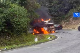 Ô tô tải bất ngờ bốc cháy khi chạy qua đèo Khánh Lê ở Khánh Hòa