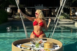 "Mỹ nhân sân cỏ" khoe sắc dưới nắng khiến fan "ngộp thở"