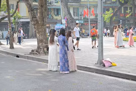 Hồ Gươm tấp nập các 'nàng thơ' xúng xính đi chụp áo dài đón Tết