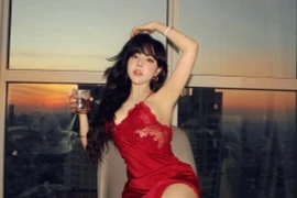 Bảo Khuyên Susan táo bạo với váy lụa đỏ đầy mê hoặc