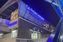 Người trẻ bỏ xe máy, chọn tàu điện đi làm mỗi ngày