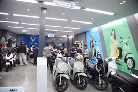 Giá xăng 'nhảy múa', người Hà Nội đổ xô tìm mua xe điện 