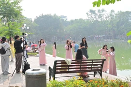 Chụp ảnh Tết tại hồ Hoàn Kiếm: Nơi hội chị em thỏa sức sáng tạo