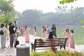 Chụp ảnh Tết tại hồ Hoàn Kiếm: Nơi hội chị em thỏa sức sáng tạo
