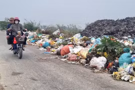 Bãi rác khổng lồ 'phun' khói độc ra đồng ruộng, khu dân cư Ninh Bình 
