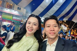 Quế Ngọc Hải cùng bà xã tay trong tay nhận danh hiệu 'Gia đình trẻ hạnh phúc'